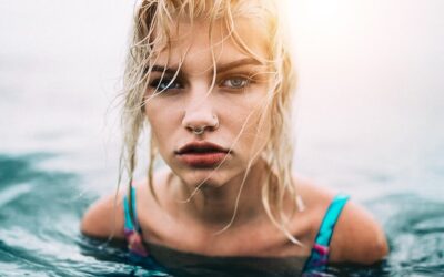 Cabelo verde no verão: descubra porque acontece e como evitar