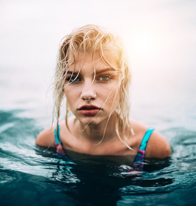 Cabelo verde no verão: descubra porque acontece e como evitar