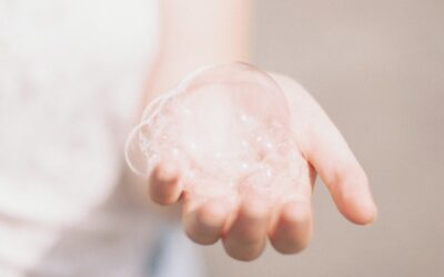 Shampoo com sulfato: o que é a substância e o que ela faz nos cabelos