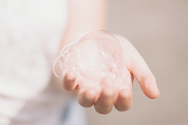 Shampoo com sulfato: o que é a substância e o que ela faz nos cabelos