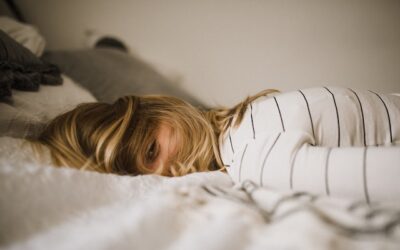 Como prender o cabelo liso para dormir e não amassar os fios durante a noite